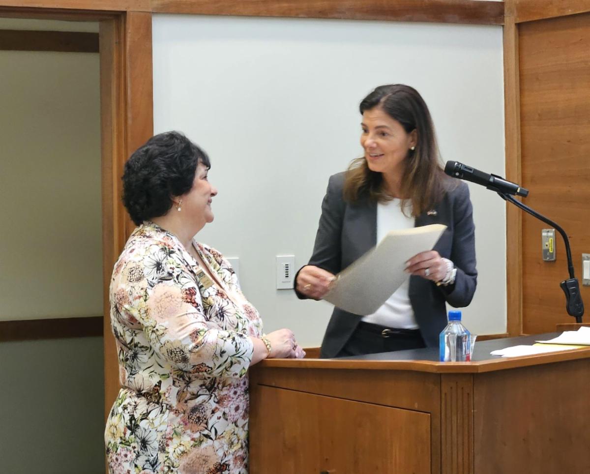 Governor Ayotte Presents Special Commendation to Chamber President/CEO Laura Ring