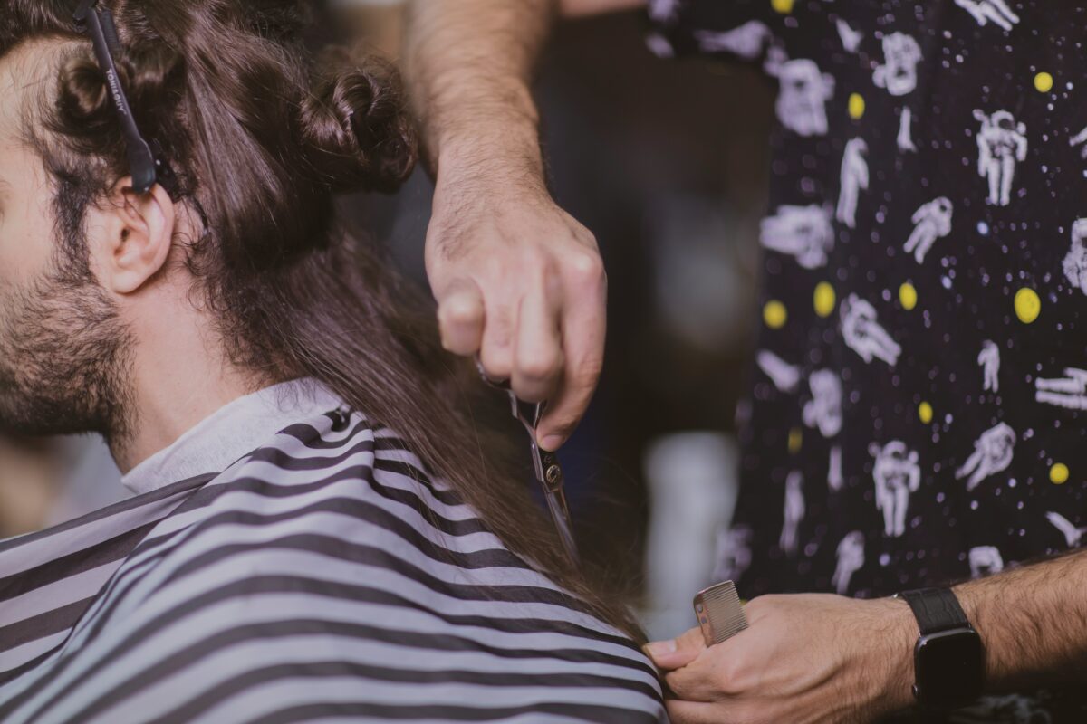 “Cutting into Homelessness”: New Initiative Offers Interview-Ready Haircuts in Rochester